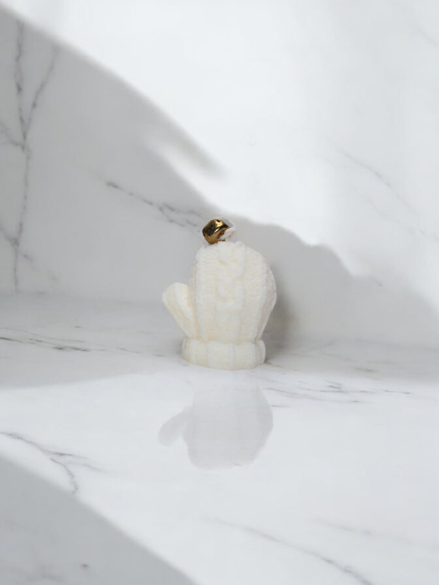 Knitted Mitten Candle - Lucent Aura